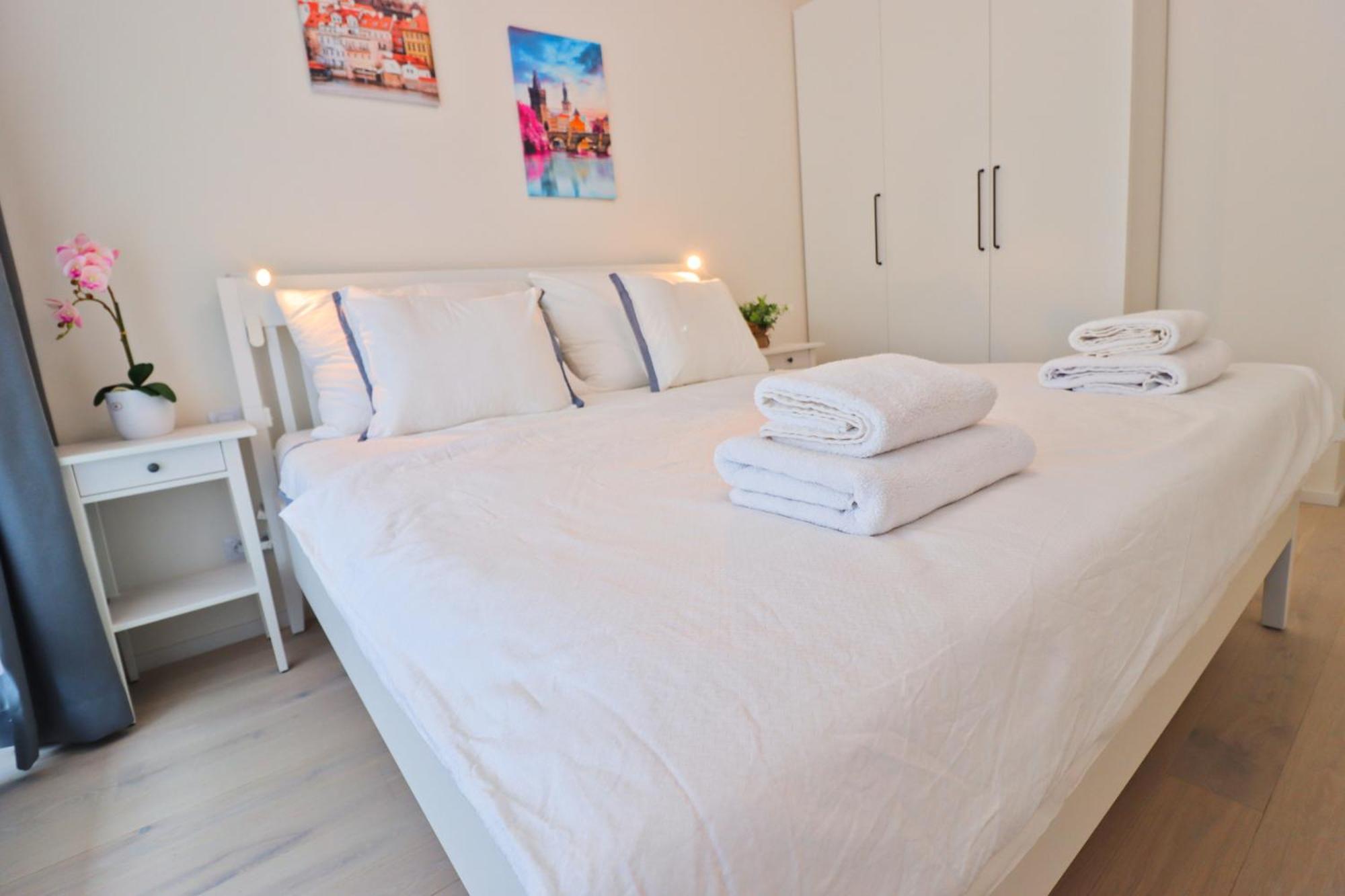 Sunny Apartment In Smichov, Prague 5 Ngoại thất bức ảnh