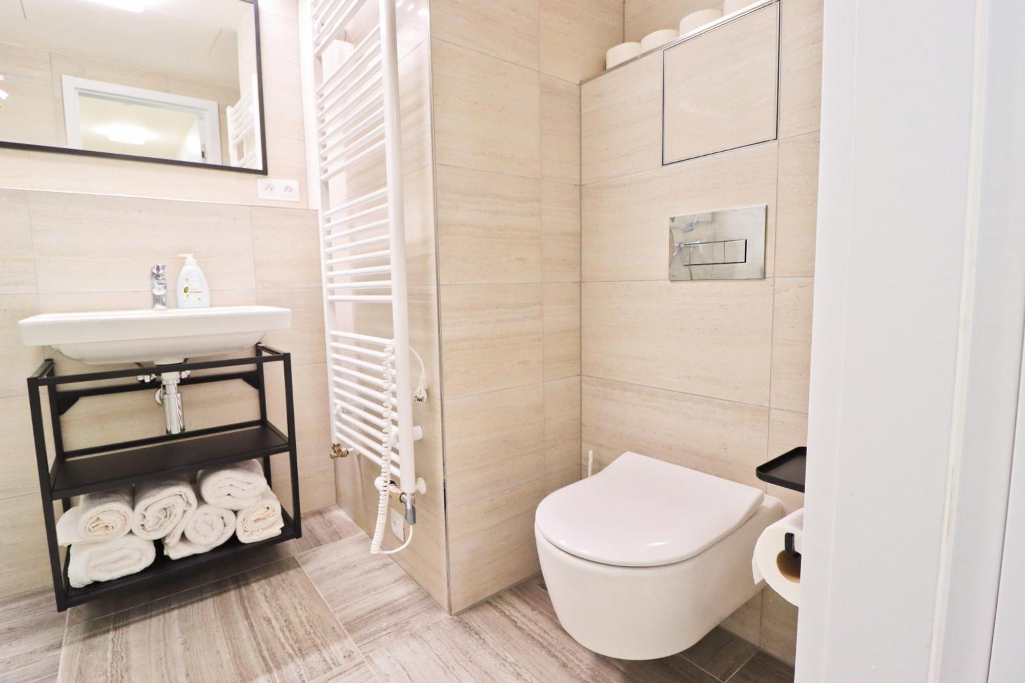 Sunny Apartment In Smichov, Prague 5 Ngoại thất bức ảnh