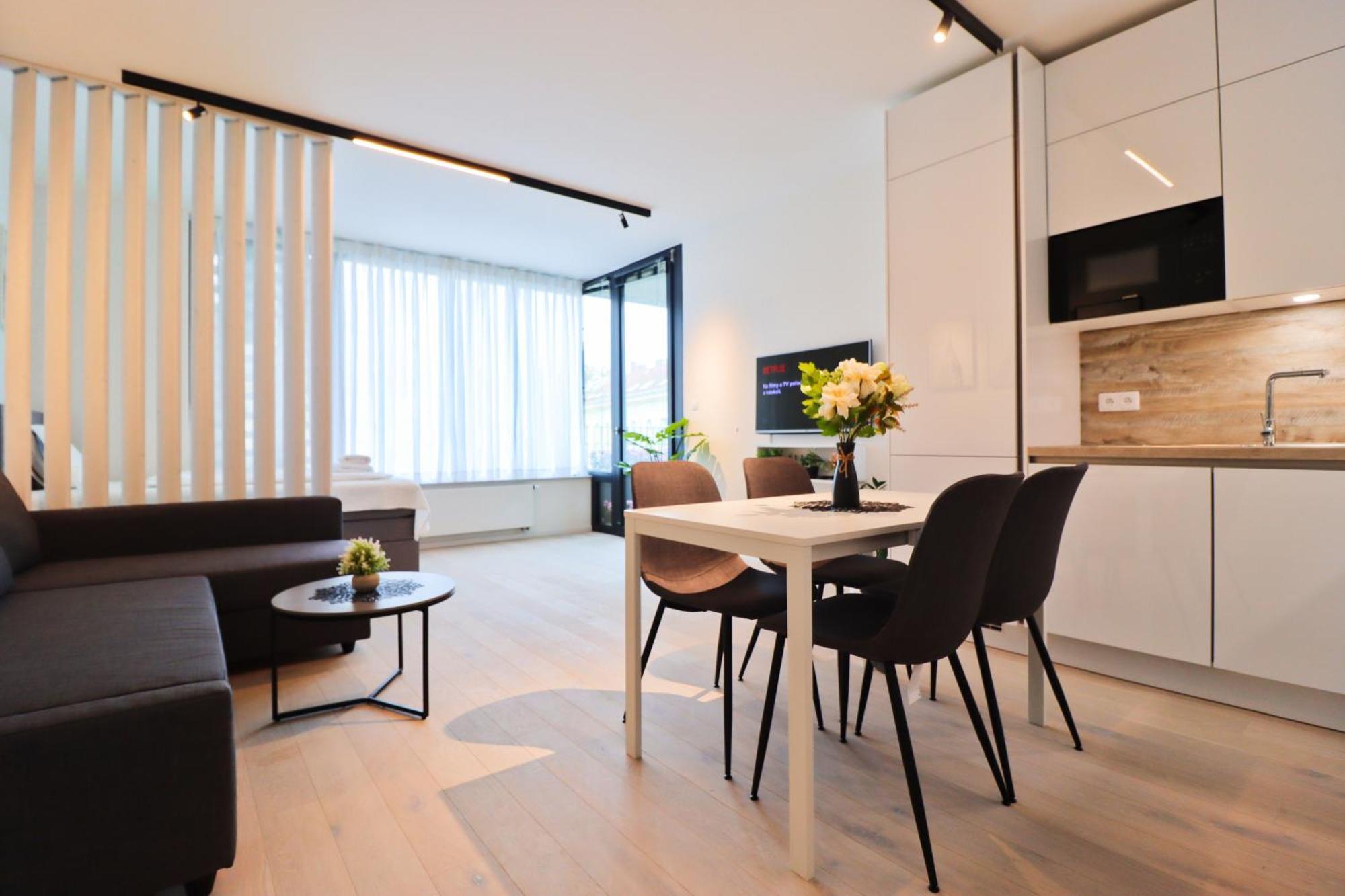 Sunny Apartment In Smichov, Prague 5 Ngoại thất bức ảnh